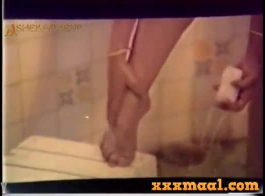 فتاة مراهقة عربية تستحم في حمام ساخن بملابسها الداخلية - xxxmaal.com-hot ملوّة تستحم عارية في الحمام