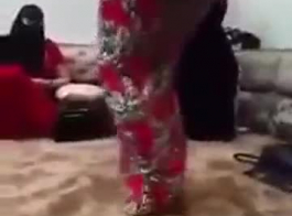 رقصة عراقية مثيرة من البصرة: حبيبتي الكردية تقدم عرضًا جنسيًا ساخنًا