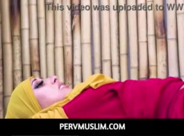 من خلف الحجاب: مشاهد حميمة لفتاة مسلمة تتحدى التقاليد بعرض جسدها في أفلام إباحية