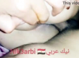 خيانة زوجية وفضيحة في العمل: امرأة مصرية تشتم مديرها وتقبل قدميه في فيديو إباحي جديد