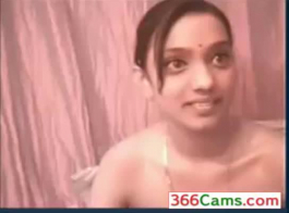 فتاة هندية مراهقة تستخدم الدسار أثناء العرض المباشر على الكاميرا - المزيد من الفيديوهات على 366Cams.com