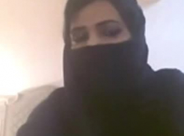 المرأة المسلمة الجذابة تكشف صدرها في مكالمة فيديو