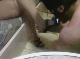 سيدة عربية تستخدم أقدامها الجذابة للتحكم في عبد مثير - BDSM ومثلية القدم العربية