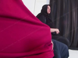 فتاة مسلمة بالحجاب تمسكني وأنا أمارس العادة السرية في غرفة الانتظار العامة - شاهد رد فعلي الذي لا يصدق!