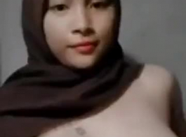 فتاة عربية تكشف عن جسدها الجميل أمام الكاميرا