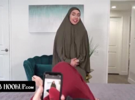 درس جديد: كيف يمكن للأم العربية المسلمة ليلي هول تعلم أبنها المثير كيفية إعطاء أفضل اللسانات