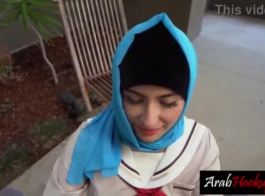مراهقة عربية ذات مؤخرة كبيرة تستقبل هدية صعبة من رجل أجنبي - فيديو إباحي ساخن